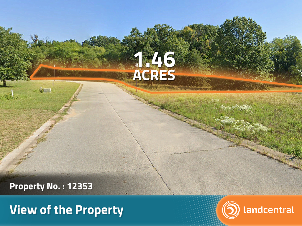 Large corner lot in a small town along the Illinois River6